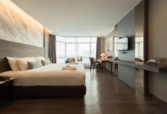 Siam Mandarina Hotel - Free BKK Airport Shuttle has rooms with a private hot tub