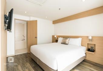 Rattanachol Hotel has rooms with a private hot tub