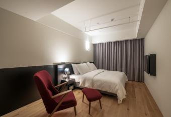 Hotel 498 allows 18 year olds to book a room