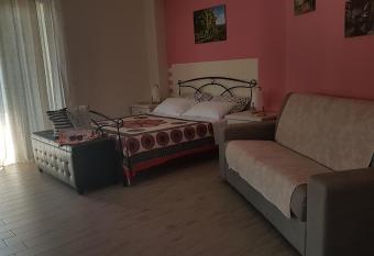 La Porta dell Alcantara has rooms with a private hot tub