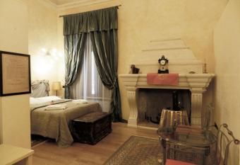 Casa Museo Palazzo Valenti Gonzaga has rooms with a private hot tub