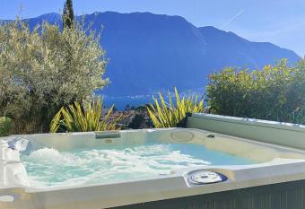 Magic Garden with Jacuzzi-Pool and Luxury Lake Como view has rooms with a private hot tub