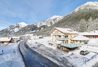 Stockingers Guest House has Balcony rooms
