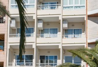 Hostal Vista Alegre allows 18 year olds to book a room