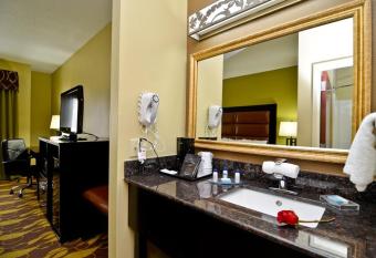 Spark by Hilton Wilmington Carolina Beach Rd has rooms with a private hot tub