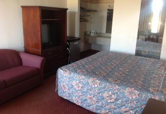 Travelodge by Wyndham Salisbury MD has rooms with a private hot tub