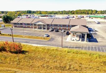 Baymont by Wyndham Effingham has Smoking/Balcony rooms