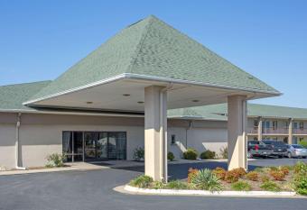 Super 8 by Wyndham Dunn has Smoking/Balcony rooms