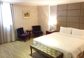 MRT Hotel has rooms with a private hot tub