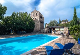 Petropoulakis Tower has Balcony rooms
