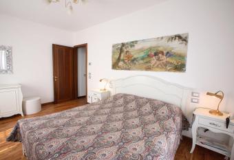 Country House Barone D Asolo has rooms with a private hot tub