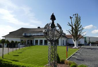 Hotel Monte Cristo allows 18 year olds to book a room