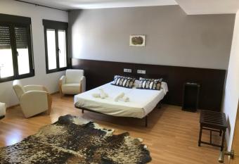 Hostal Venta de Valcorba allows 18 year olds to book a room