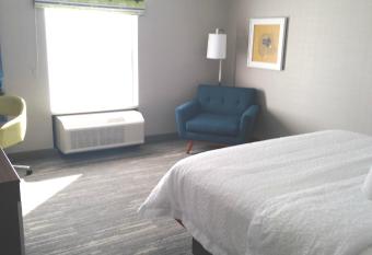 Hampton Inn Paramus has Balcony rooms