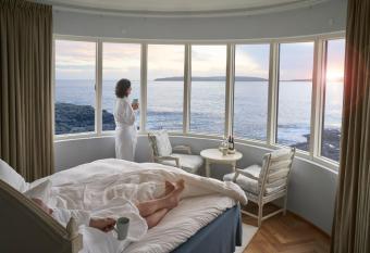 Havgrim Seaside Hotel 1948 allows 18 year olds to book a room