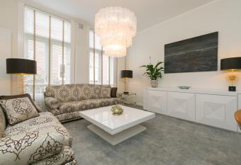 The City Palace - R.Q.C. has Balcony rooms