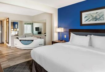 Comfort Inn and Suites Grand Blanc - Flint has rooms with a private hot tub