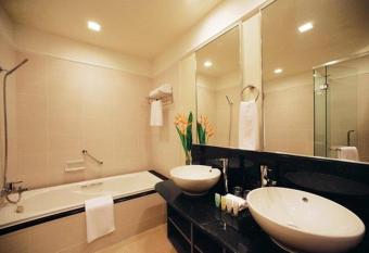 Nilai Springs Resort Hotel has rooms with a private hot tub