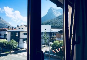 Hotel R  o As  n allows 18 year olds to book a room