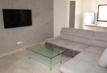 Le Ngapatel has rooms with a private hot tub