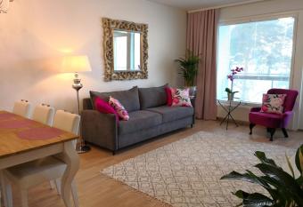 Charming Pine View Apartment has Balcony rooms