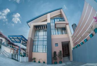 The Half House by Elmar Cabin has Balcony rooms