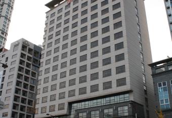 Ramada by Wyndham Dongtan allows 18 year olds to book a room