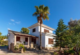 Es Fasser allows 18 year olds to book a room