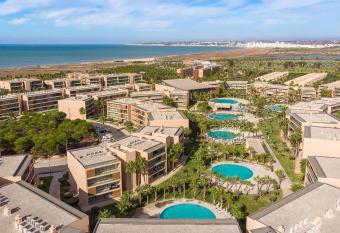 Herdade dos Salgados Vila das Lagoas has rooms with a private hot tub