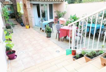 Hotel & Cantine De La Plage allows 18 year olds to book a room