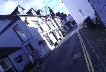 Red Lion Inn allows 18 year olds to book a room