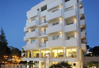 Hotel Fantasy allows 18 year olds to book a room