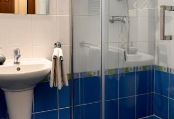 Hotel Bou  ek has rooms with a private hot tub