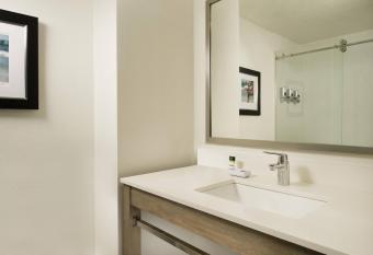 Four Points by Sheraton Jacksonville Beachfront has rooms with a private hot tub