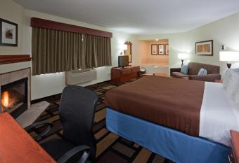 AmericInn by Wyndham Austin has rooms with a private hot tub