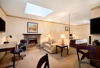 Days Inn & Suites by Wyndham Sault Ste. Marie ON has rooms with a private hot tub