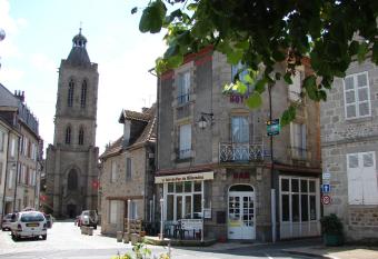Au Relais du Parc de Millevaches allows 18 year olds to book a room