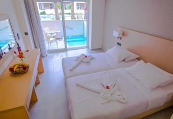 Marika Hotel has rooms with a private hot tub