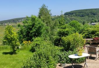 Un brin de Paradis  allows 18 year olds to book a room