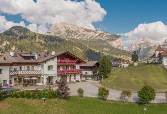 Hotel Chalet Dlaces allows 18 year olds to book a room