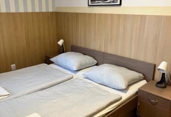 Hotel U n  mo  n  ka allows 18 year olds to book a room