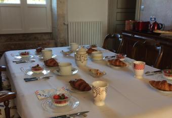 le Logis du Plessis has rooms with a private hot tub