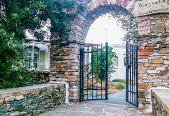 Giannakas Studios has Balcony rooms