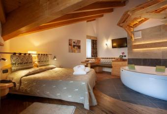 Resort Dolce Casa - Family & Spa Hotel has rooms with a private hot tub