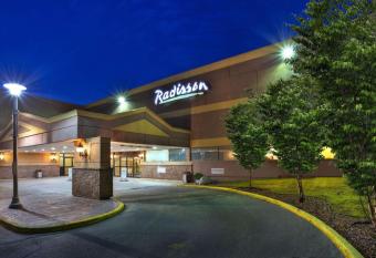 Radisson Hotel Sudbury has rooms with a private hot tub