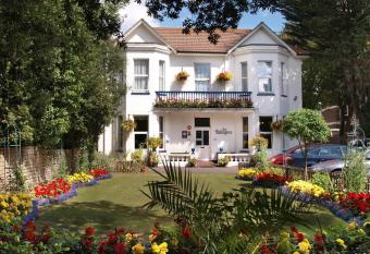 Balincourt allows 18 year olds to book a room