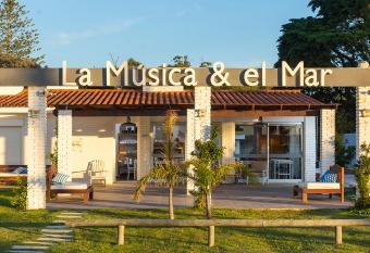 Aparthotel la M  sica y el Mar allows 18 year olds to book a room