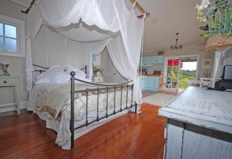 Freshwaterfarm Cottages - Muriwai has rooms with a private hot tub