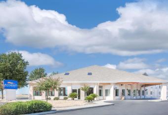 Quality Inn & Suites Willows has rooms with a private hot tub