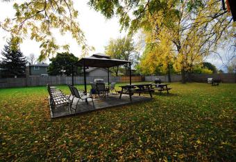 Sand Castle Suites Motel allows 18 year olds to book a room
